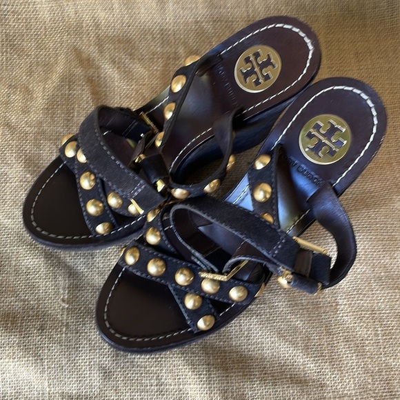 TORY BURCH Sandals Brown Suede Strappy Studded Wedge A9A Retail $398 Siz… - Picture 2 of 10